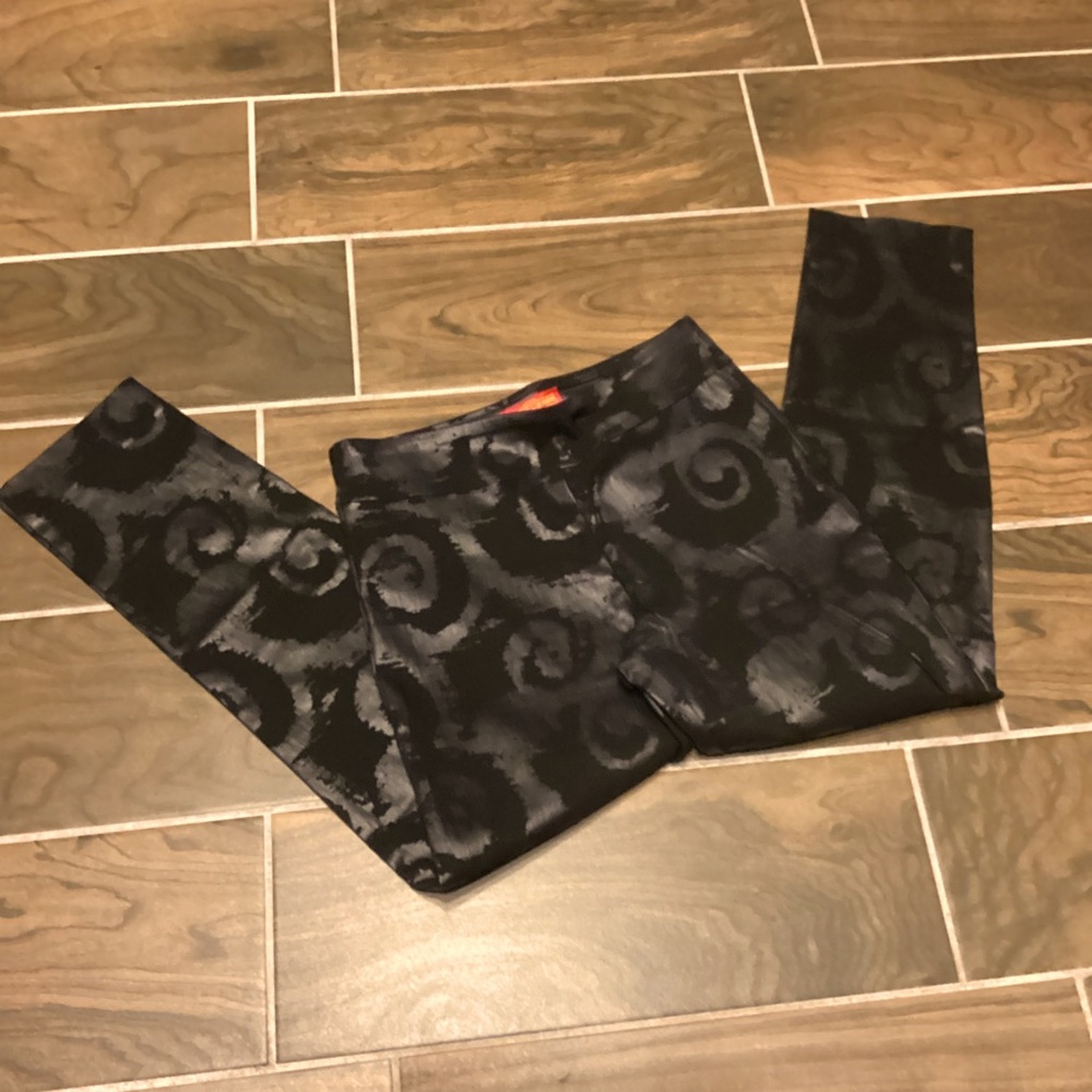 Krazy Larry ladies SZ8 pull on stretch ankle pants w/swirls, high rise, see pics